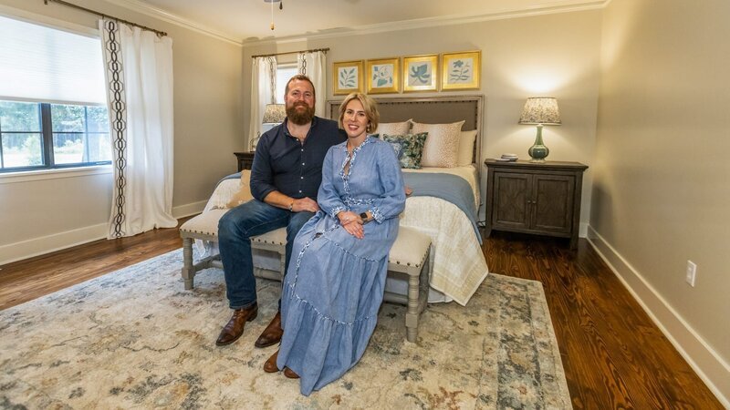 Ben and Erin Napier sit in the beautifully renovated primary featuring the DIY botanical art above the bed, as seen on Home Town, Season 8. – Bild: Warner Bros. Discovery, Inc. or its subsidiaries and affiliates. All rights reserved.