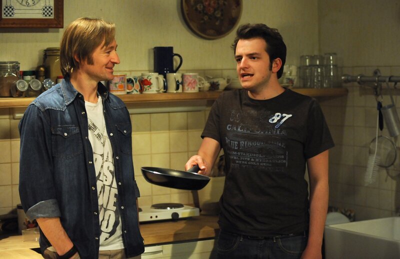 Flori weist alle Schuld von sich, dieses Mal hat er nicht den Herd vergessen. Von links: Gregor Brunner (Holger M. Wilhelm) und Florian Brunner (Tommy Schwimmer). – Bild: BR/​Marco Orlando Pichler