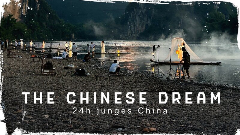 In Yangshuo wartet ‚Prinzessin‘ neben ‚Prinzessin‘ auf den Sonnenaufgang. – Bild: ZDF und Steimer/​ZDF Peking