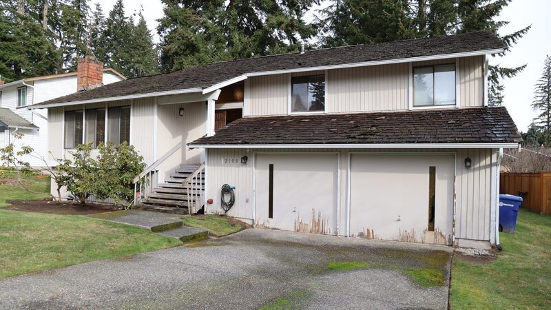 The front exterior of the Love family’s home before the renovations by Leslie and Lyndsay, Hosts of HGTV’s Unsellable Houses. – Bild: Warner Bros. Discovery, Inc. or its subsidiaries and affiliates