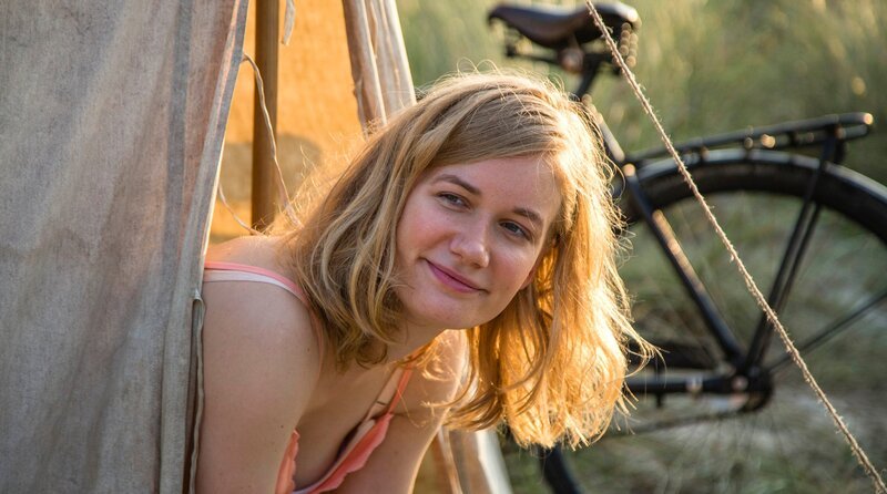 Bertha Frigh (Lucia Vinde Dirchsen). – Bild: WDR/​Mike Kollöffel