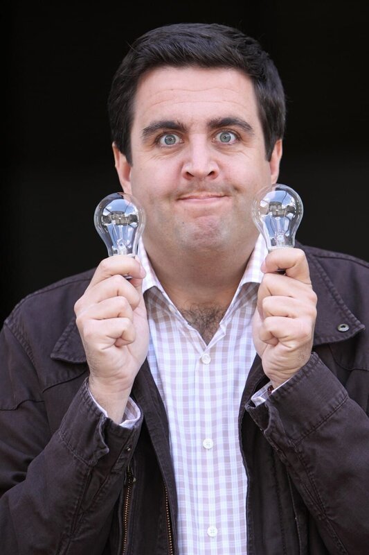 Geplatzter Deal: Bastian (Bastian Pastewka) hatte vor, ganz groß ins Glühbirnengeschäft einzusteigen – leider hat er die Bestellung vermasselt … – Bild: SAT.1