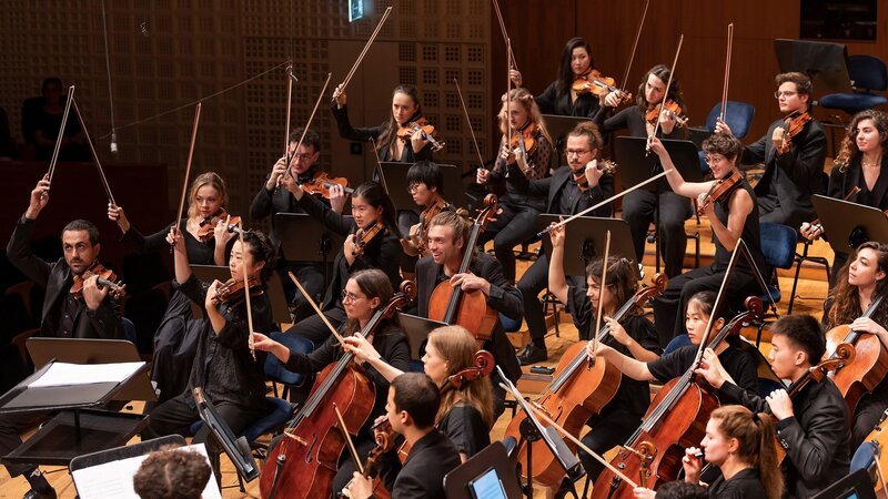 Jungpianist Alexander Malofeev spielt Rachmaninow; Lucerne Festival Academy mit LFCO unter Leitung von Rita Castro Blanco, Jack Sheen und Enno Poppe. – Bild: SRF/​LUCERNE FESTIVAL /​ Priska Ketterer