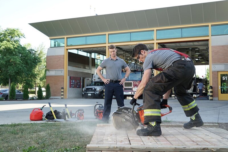 Matthew Casey (Jesse Spencer, l.), Jimmy Borrelli (Steven R. McQueen) – Bild: NBCUniversal Media, LLC