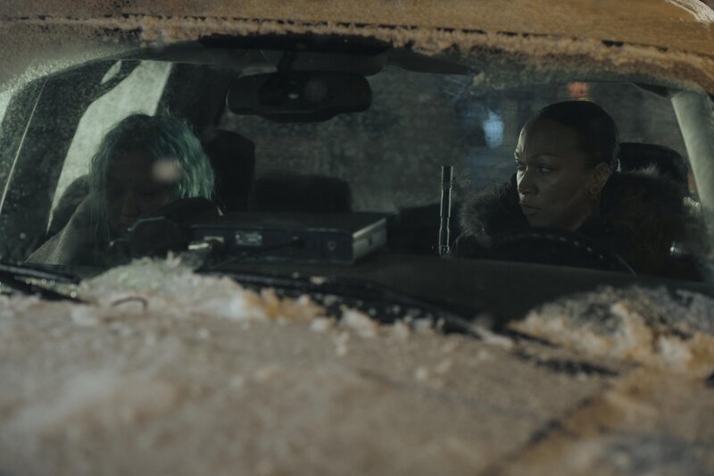 l-r: Liz Danvers (Jodie Foster), Evangeline Navarro (Kali Reis) – Bild: Warner /​ Die Verwendung ist nur bei redaktioneller Berichterstattung im Rahmen einer Programmankündigung ab 2 Monate vor der ersten Auss /​ © 2024 Home Box Office, Inc. All rights reserved.