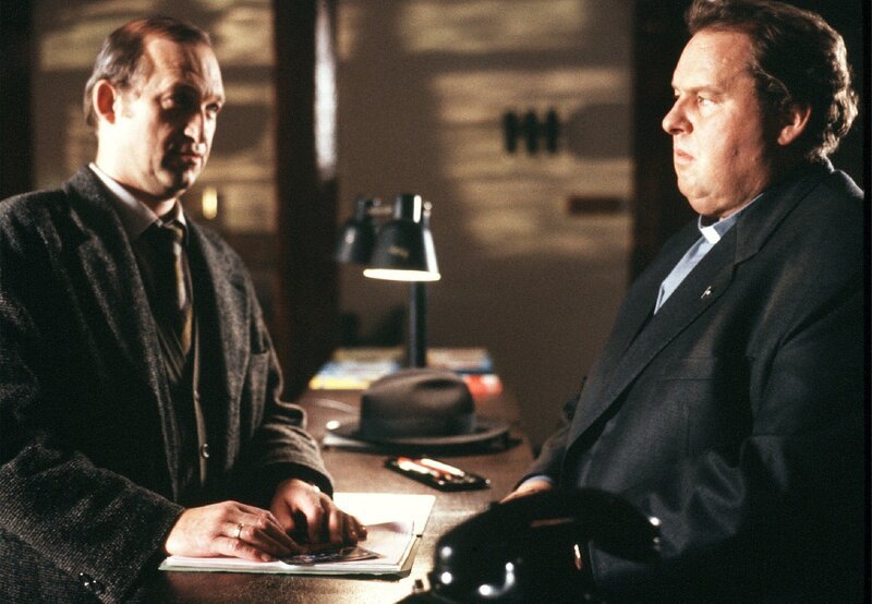 Kommissar Geiger (Peter Heinrich Brix, li.) und Pfarrer Braun (Ottfried Fischer) tüfteln einen Plan zur Lösung des mysteriösen Mordfalls aus. – Bild: ARD Degeto/​Romano Ruhnau