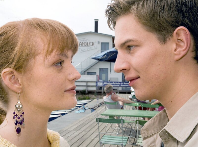 Als Jakob (Karsten Kühn) versucht Leonie (Janina Stopper) zu küssen, weißt sie ihn forsch zurück und lässt ihn einfach stehen. – Bild: MDR/​Krajewski