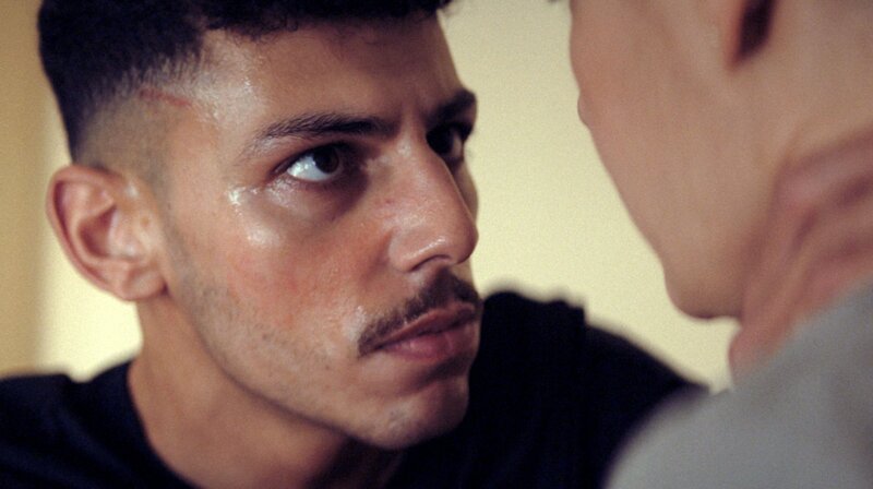 Jetzt ist alles egal: Momo (Xidir – Alian Koder) bedroht seine Therapeutin Weber (Nicolette Krebitz, re.). – Bild: ARD Degeto/​Pantaleon Films GmbH/​Simon Dat Vu (Repro)