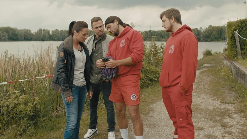 Daniela Stamm (l.); Philipp Stehler (2.v.l.) – Bild: SAT.1