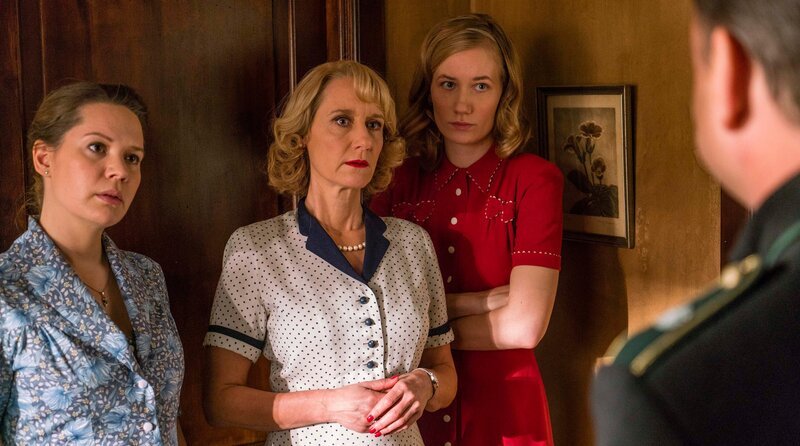 v.l.n.r.: Amanda Berggren (Amalie Dollerup), Alice Frigh (Anette Stovelbaek), Bertha Frigh (Lucia Vinde Dirchsen) – Bild: WDR/​Mike Kollöffel