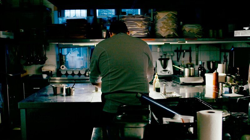 Stefan Fäth war vor seiner Selbständigkeit Koch auf einem Kreuzfahrtschiff. – Bild: NDR/​heyfilm