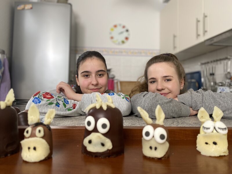 Sara und Lena lieben Pferde – auch als Nachtisch! – Bild: SWR/​Christina Schröder