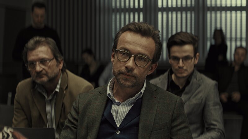 Based on thriller novels, the story follows a pair of investigators from Germany and Austria respectively, who come together after a symbolically placed corpse to found on the mountainous border of the two countries. – Bild: Sky Deutschland AG und Sky Deut /​ Sky /​ Wiedemann & Berg Television GmbH & Co. KG