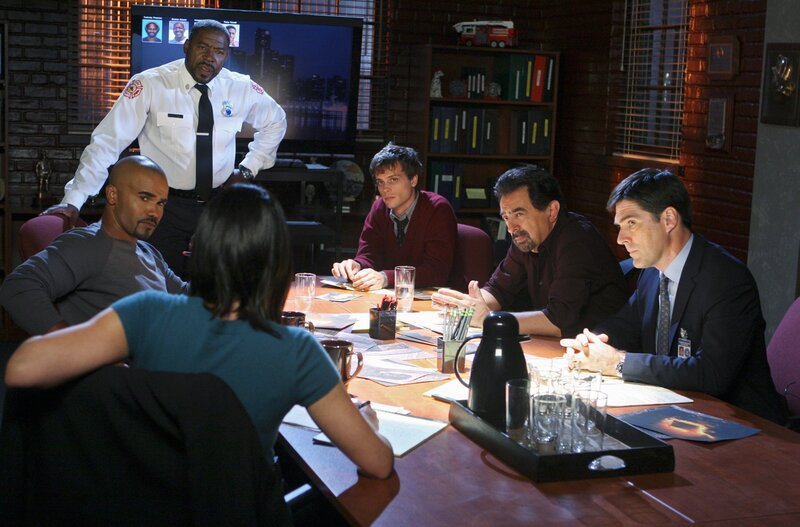 Versuchen einen Serientäter zur Strecke zu bringen: (v.l.n.r.) Morgan (Shemar Moore), Lt. Al Garner (Ernie Hudson), Prentiss (Paget Brewster), Reid (Matthew Gray Gubler), Rossi (Joe Mantegna) und Hotch (Thomas Gibson) … – Bild: American Broadcasting Companies, Inc.