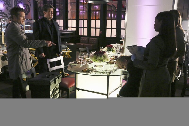 In einem edlen Restaurant wird ein Kollege des erfolgreichen Jungunternehmers Erik Vaughn ermordet. Kevin Ryan (Seamus Dever, l.), Richard Castle (Nathan Fillion, 2.v.l.) und Lanie Parish (Tamala Jones, r.) untersuchen den Tatort. – Bild: ABC Studios Lizenzbild frei