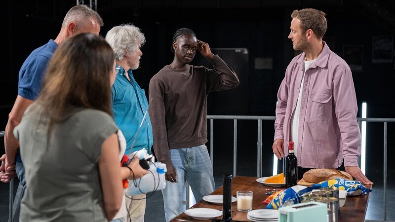 In einem Studioexperiment erfährt Leon Windscheid (r.) von den Teilnehmenden, wie unterschiedlich Menschen reale Krisen erleben und verarbeiten. – Bild: ZDF und Marius Fuchtmann