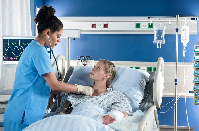 Milli (Anna Striesow, rechts) will von Vivienne Kling (Jane Chirwa, links) wissen – wenn es wirklich Tollwut ist, muss sie dann sterben? – Bild: ARD/​Jens Ulrich Koch