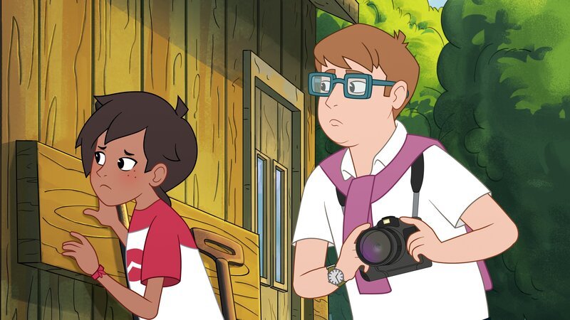 Josefine (l.) will herausfinden, wer unerlaubt Müll im Wald abgeladen hat. Ist sie schon jemandem auf der Spur? Das interessiert auch Herrn Bommel (r.), den Journalisten von Müggeldorf. – Bild: Caligari /​ ZDF 2024