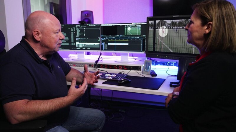 Ermittler spricht mit Reporterin  +++ Die Verwendung des sendungsbezogenen Materials ist nur mit dem Hinweis und Verlinkung auf RTL+ gestattet. +++ – Bild: RTL