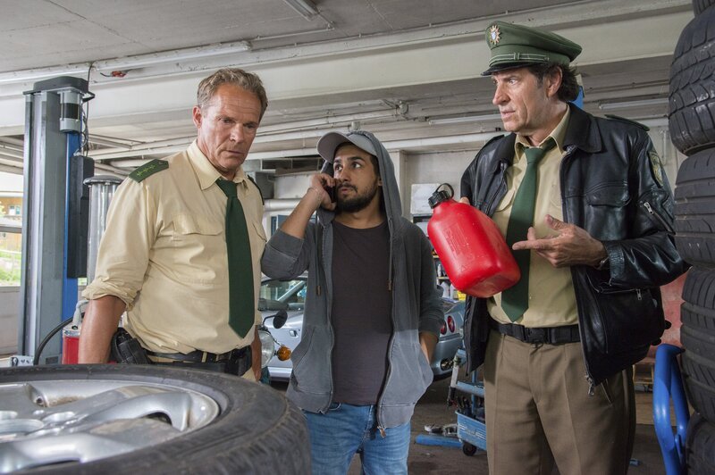 v.li.: Franz Hubert (Christian Tramitz), Mike Schulz (Zejhun Demirov) und Johannes Staller (Helmfried von Lüttichau) – Bild: Sky Krimi