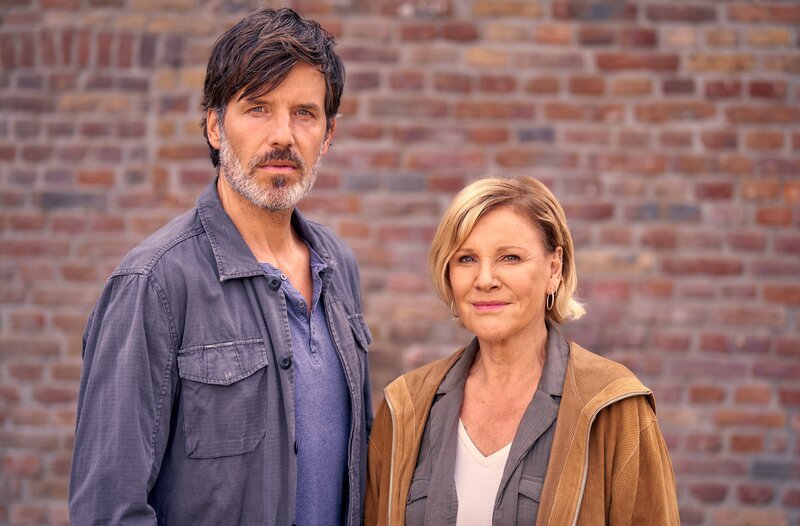 Bewährungshelferin Klara Sonntag (Mariele Millowitsch, re.) trifft auf ihre Jugendliebe „Struppi“ (Tim Bergmann, li.). – Bild: ARD Degeto/​Frank Dicks