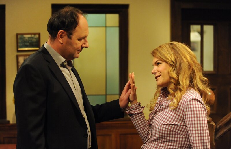 Uschi bedankt sich bei Hubert für den schönen Abend. Von links: Hubert Kirchleitner (Bernhard Ulrich) und Uschi Guggenmoser (Silke Popp). – Bild: BR/​Marco Orlando Pichler