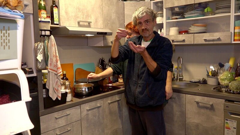 Dieter vermisst nicht nur seine Oma, sondern auch ihr gutes spanisches Essen. Und weil er ohnehin dringend zunehmen muss, bemüht sich Ehefrau Carmen, ihm eine ähnliche Speise zu kochen. – Bild: RTLZWEI