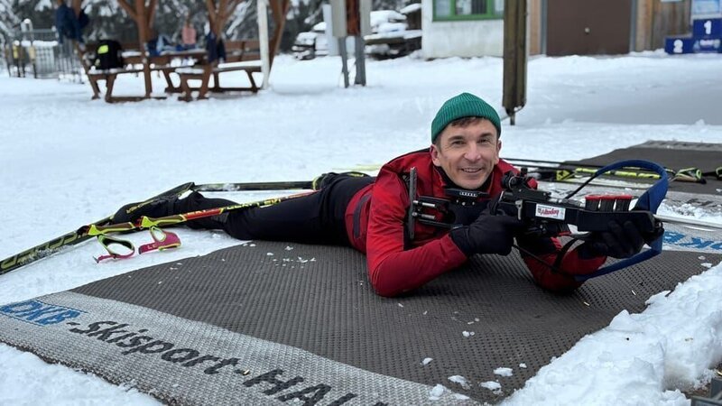 Laufen, zielen, schießen: „PUR+“-Moderator Eric Mayer probiert Biathlon aus. Wie schafft man innerhalb weniger Sekunden den Umstieg von ultraschnellem Ski-Langlauf auf Ruhe und Treffsicherheit? – Bild: ZDF/​Yvonne Gögelein