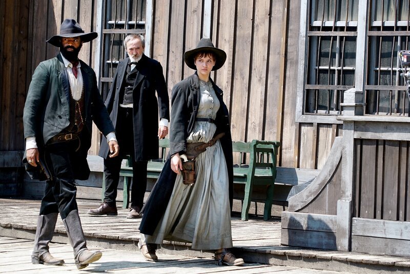 l-r: Sarah (Lisa Vicari), John Ellis (Nicholas Pinnock) – Bild: Cos Aelenei /​ Sky Studios