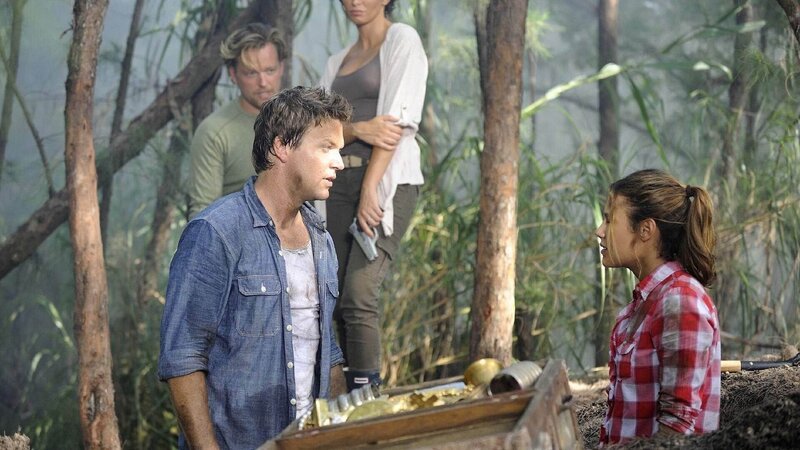 Jim (Matt Passmore, vo.li.) und Callie (Kiele Sanchez, re.) inszenieren einen Streit, um Ellison (Jonathan Scarfe) und Dulce (Tina Casciani) abzulenken … – Bild: TVNOW