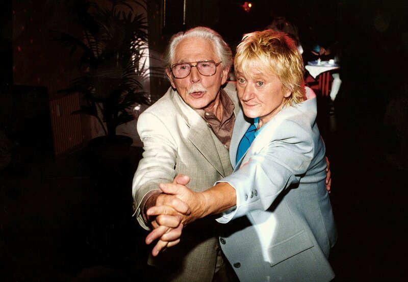 Charlotte drängt Friedrich Steinbach (Fred Delmare), sich um ihre Freundin Else Bittner (Carmen-Maja Antoni) zu kümmern. Als er ihrem Drängen nachgibt, reagiert Charlotte jedoch eifersüchtig. – Bild: MDR/​Laue