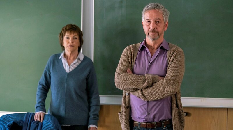 Der stellvertretende Schuldirektor Bernhard Brinkhaus (Thomas Dannemann) unterbricht Karin Lossows (Katrin Sass) Unterricht mit schlimmen Nachrichten für die Klasse. – Bild: Bavaria Media GmbH