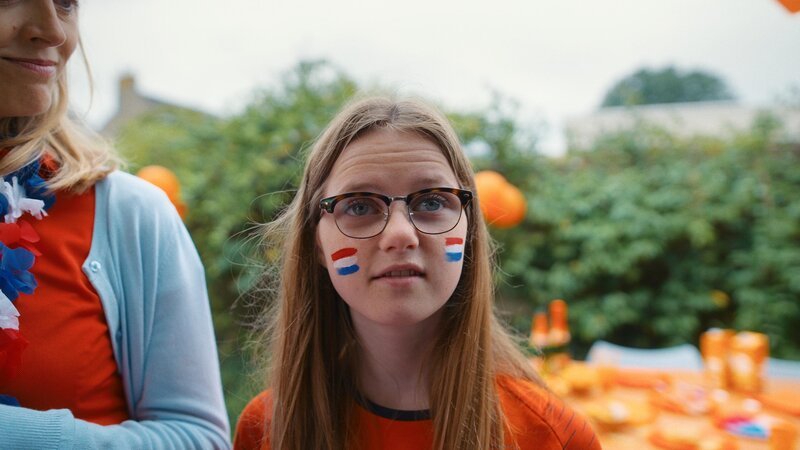Floor (Bobbi Mulder) ist hoffnungsvoll, als Margreet (Romy Voll) ihren Vater fragt, ob Floor beim nächsten Spiel ins Stadion kommen kann. – Bild: NDR/​NL Film