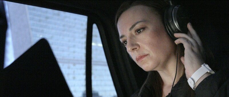 Eine FBI-Agentin hört russische Funkübertragungen ab. – Bild: ORF/​ZED /​ Nilaya Productions