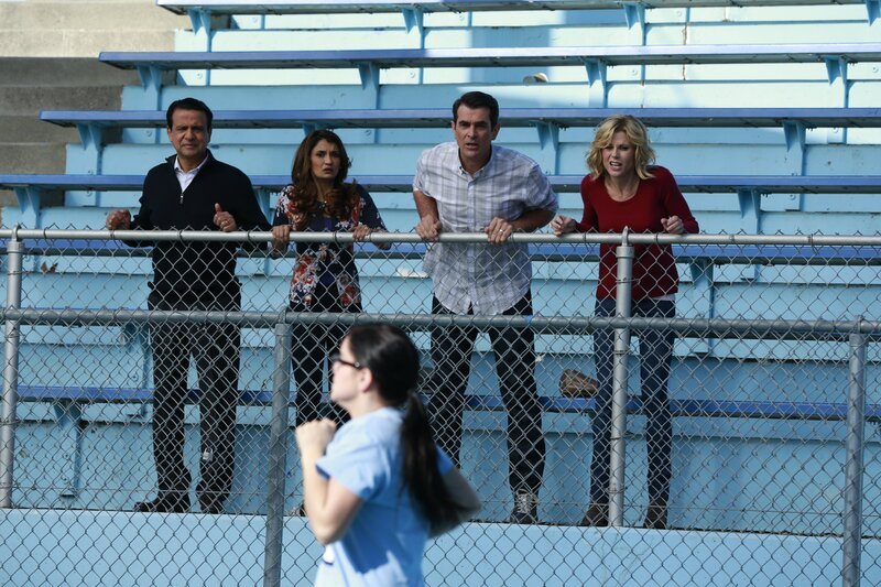 L-R: Vish Patel (Ajay Mehta), Nina Patel (Anjali Bhimani), Alex (Ariel Winter), Phil (Ty Burrell), Claire (Julie Bowen) – Bild: ViacomCBS /​ Mitchell Haaseth