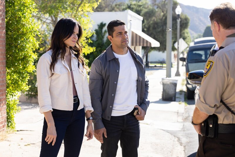Jessica Knight (Katrina Law, l.); Nick Torres (Wilmer Valderrama, r.) – Bild: CBS Broadcasting, Inc. /​ Sonja Flemming