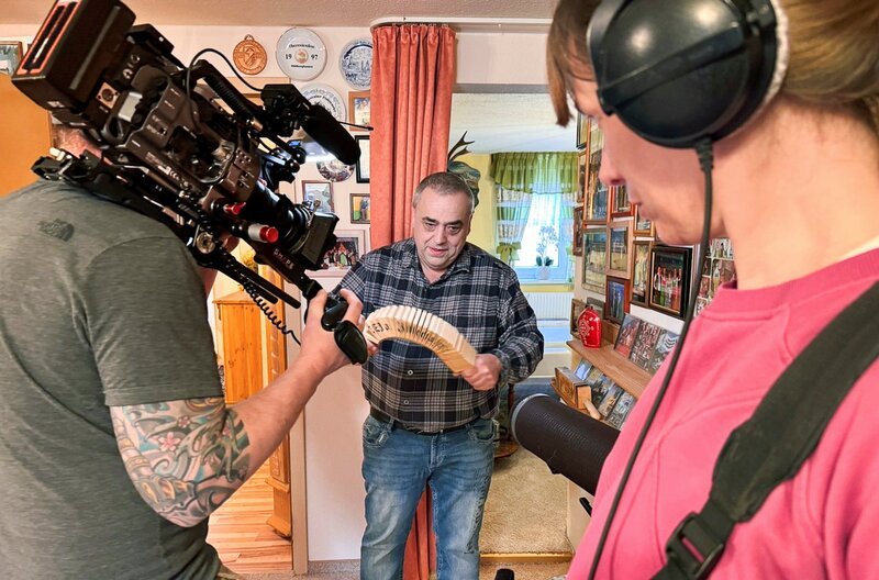 Michael Traut ist Gastronom, Visionär und mit Leidenschaft Musiker. Sein kleines Musikzimmer steckt voller Exponate und Erinnerungsstücke. Bald soll daraus ein Museum werden. – Bild: MDR/​Heike Opitz