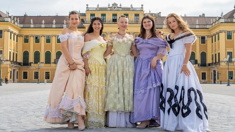 Kaiserin Sissi mal Fünf! Die Mädchen fühlen sich in ihren Outfits vor dem Schloss Schönbrunn so richtig wie Prinzessinnen. – Bild: ZDF/​E+U TV