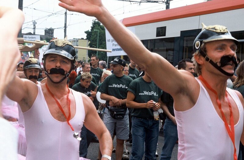 Jupp (Uwe Fellensiek, l.) und Falk (Dirk Martens, r.) tanzen auf der CSD-Party. – Bild: SAT.1 /​ Münstermann