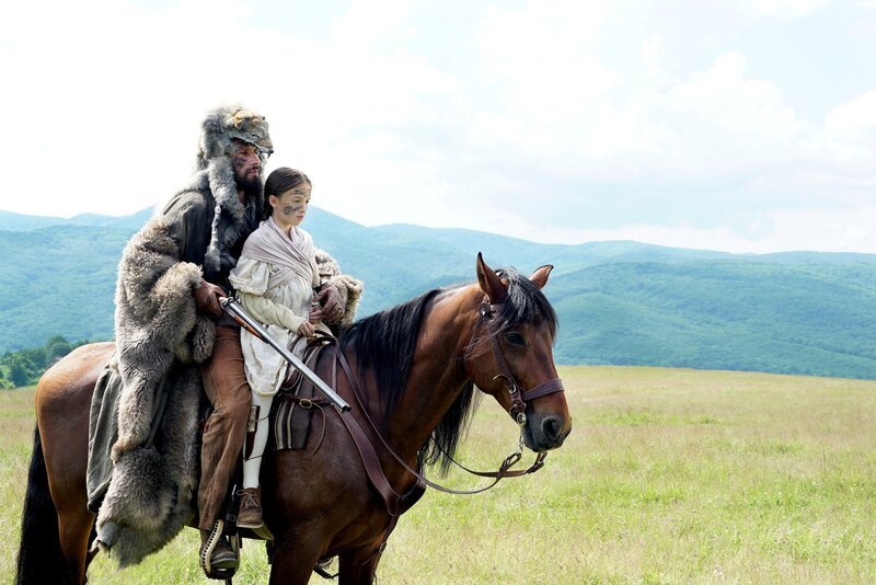 l-r: Django (Matthias Schoenaerts), Young Sarah (Maya Kelly) – Bild: Cos Aelenei /​ Sky Studios /​ Die Verwendung ist nur bei redaktioneller Berichterstattung im Rahmen einer Programmankündigung ab 2 Monate vor der ersten Auss /​ © 2021 Cattleya Srl