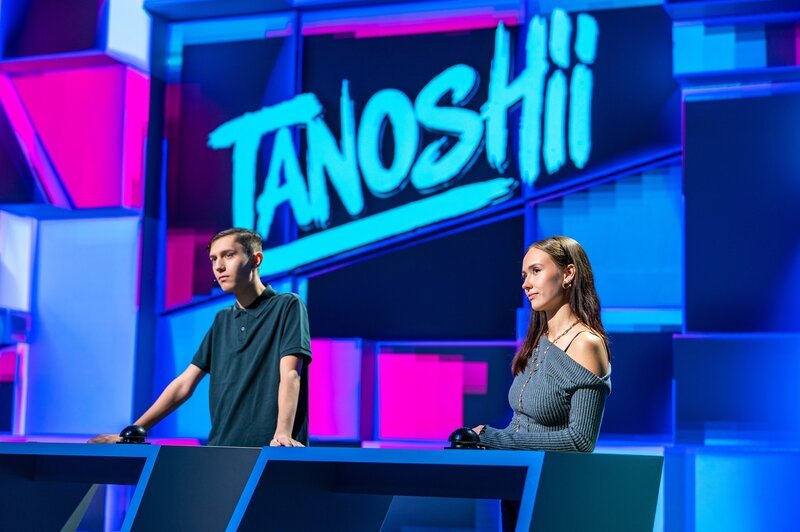 „Tanoshii“, das Wissensduell rund um Manga und Anime mit Fans und Creators aus der Szene. Fan Jamie (links) und Cosplayerin „Zoros_waifuuu“ treten in mehreren Spielrunden gegen zwei weitere Kandidat*innen an. – Bild: ZDF/​Julian Niklas Canto