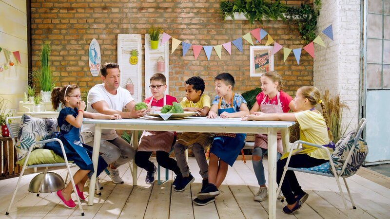 Alex und die Kinder kochen heute mit Brokkoli. – Bild: ORF
