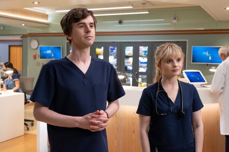 Dr. Shaun Murphy (Freddie Highmore, l.) und Dr. Charlotte Lukaitis (Kayla Cromer) – Bild: JEFF WEDDELL /​ Sony /​ American Broadcasting Companies, Inc.