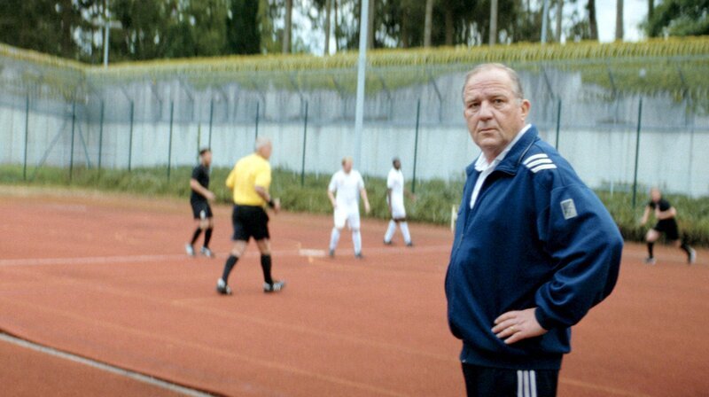 Seit Jahren betreut Maier (Uwe Preuss) ehrenamtlich die Knastmannschaft der JVA. – Bild: ARD Degeto/​Pantaleon Films GmbH/​Simon Dat Vu (Repro)