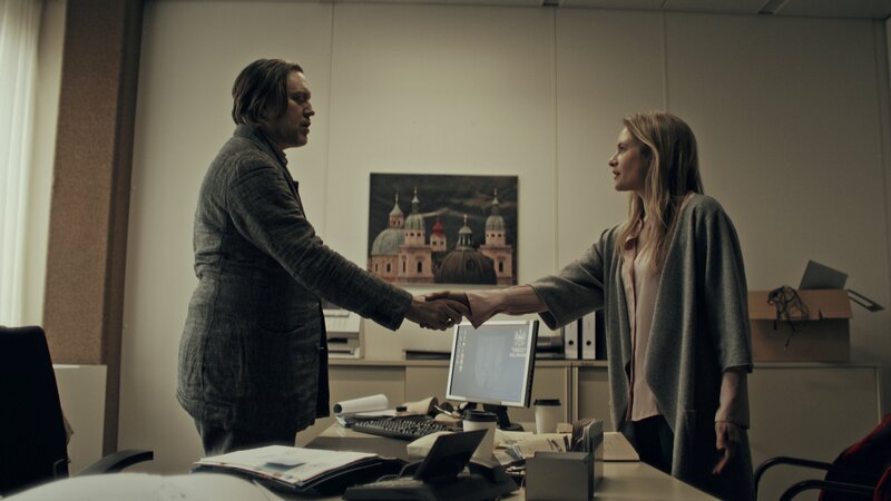 L-R: Gedeon Winter (Nicholas Ofczarek) and Ellie Stocker (Julia Jentsch) – Bild: sammy hart /​ Sky Deutschland AG /​ Wiedemann & Berg Television GmbH & Co. KG