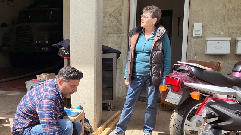 Sükrü (li.) hilft Gabi beim Verkauf der teils sehr speziellen Schätze – Bild: RTLZWEI