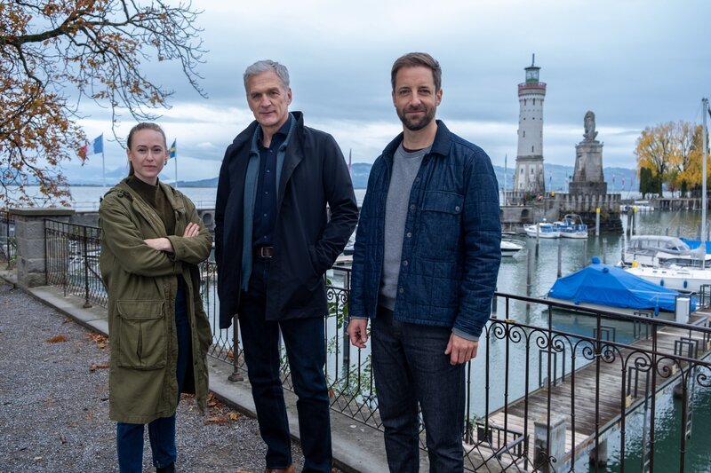 v.li.: Polizeiobermeisterin Annika Wagner (Nurit Hirschfeld), Kommissar a.D. Robert Anders (Walter Sittler) und Martin Keller (Dominik Maringer). – Bild: ORF/​ZDF/​Manju Sawhney