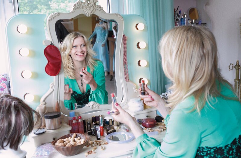 Für Sophie Haas (Caroline Peters) ist ihre Hochzeit zweitrangig – sie heftet sich an die Fersen der Juwelendiebin Marilyn und macht in deren Wohnung erstaunliche Entdeckungen. – Bild: ARD/​Michael Böhme