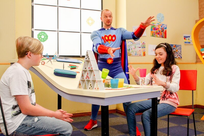 Magic Max mit Simon und Amelie. – Bild: ORF/​Tower10/​Kids TV/​Andreas Hagemann