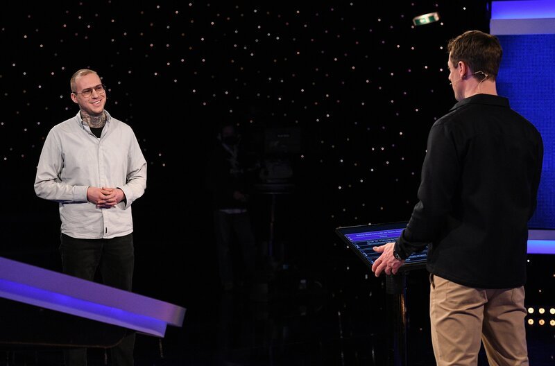 Moderator Alexander Bommes (r.) mit dem Kandidaten Arndt Patallas (l.). – Bild: ARD/​Uwe Ernst